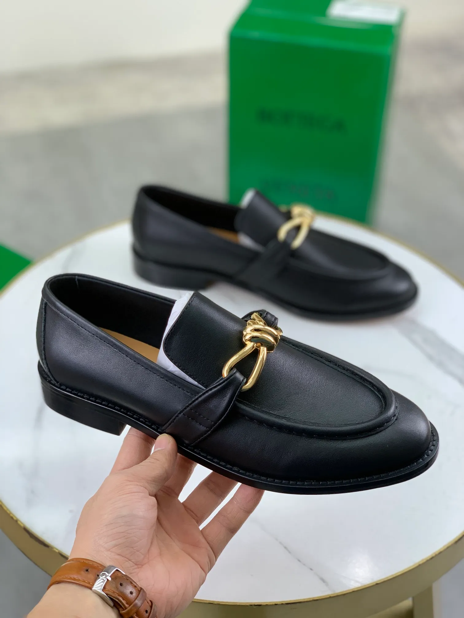Men's shoes 💰P820 [New model] (genuine leather outsole) water-dyed cow lining 💰High-quality business couple leather shoes 💎💎💎 BOTTEGA VENETA official website synchronizes the latest top version of BV in the market, accept material comparison, shoe type comparison, process comparison, practical and textured, versatile and suitable for any occasion, the more you look at it, the more flavorful it becomes. Purely hand-knitted craftsmanship - Upper material, calfskin imported from Italy 🇮🇹 - High-quality water-dyed cowhide lining - Original private model customized leather outsole -Size: Female 35-39 (40 ordered) Male 39-44 (38 45 can be customized) Color: Multiple colors available
